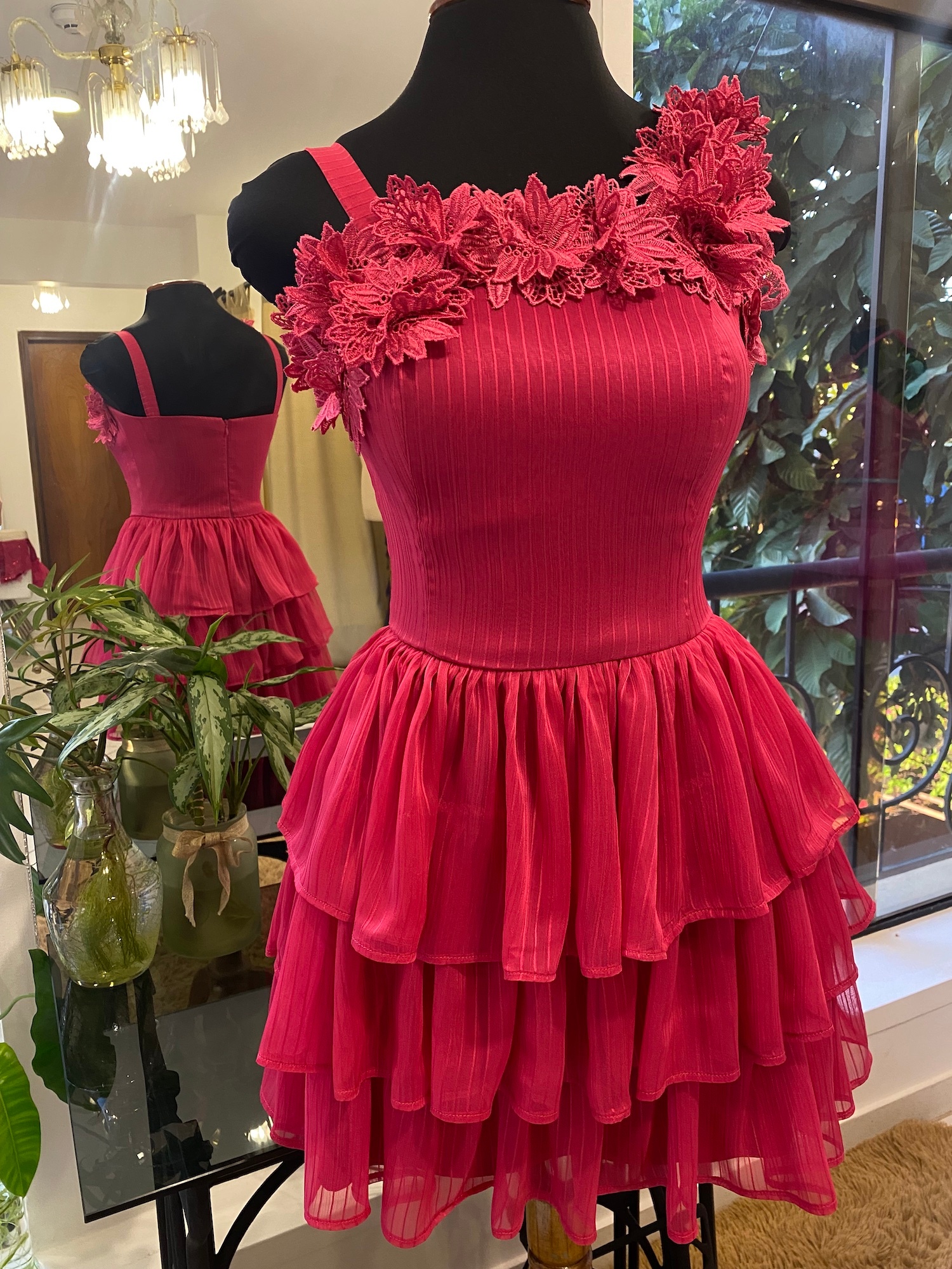 Vestido en gasa fucsia con detalles de guipure y volados