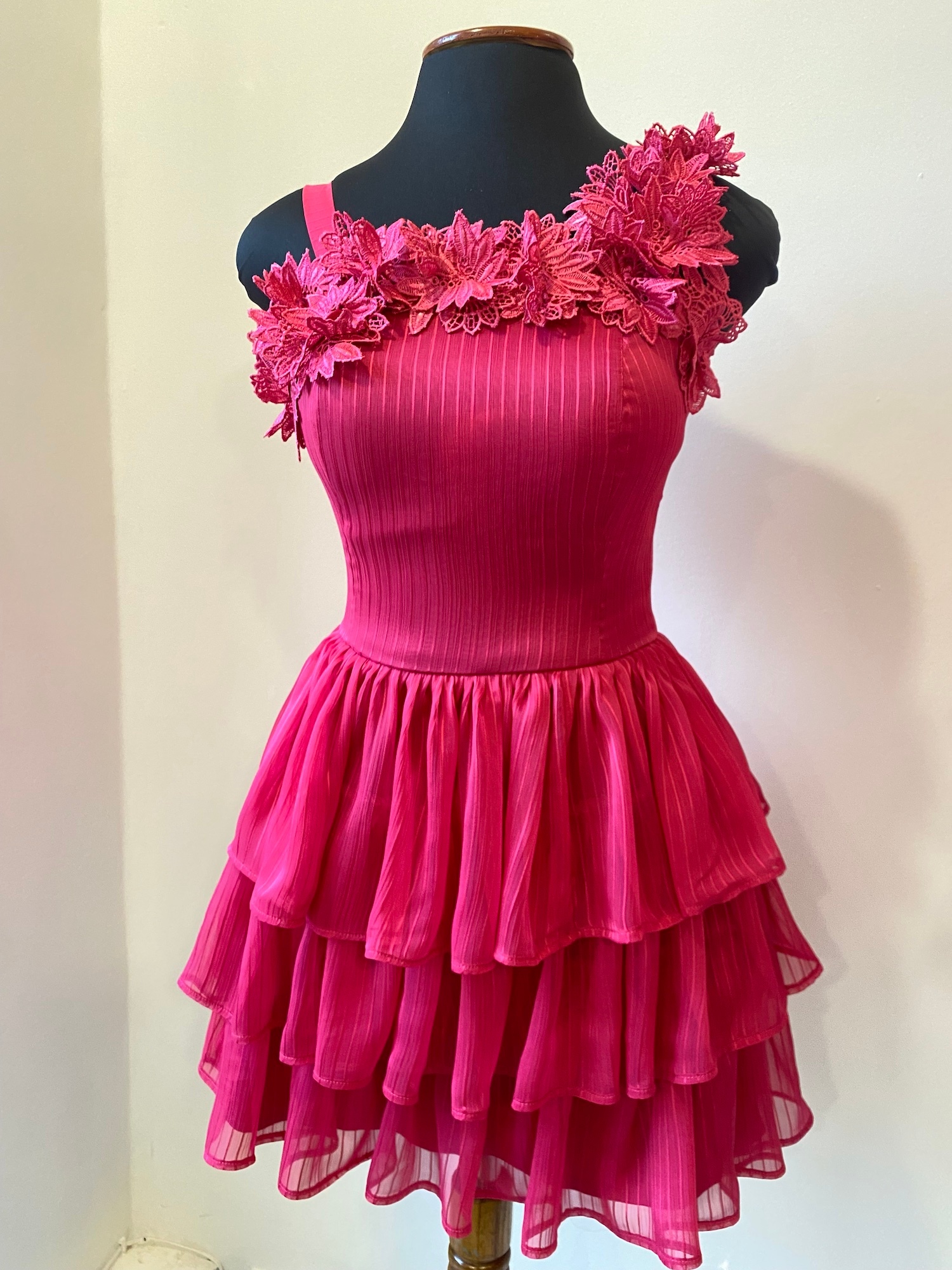 Vestido en gasa fucsia con detalles de guipure y volados