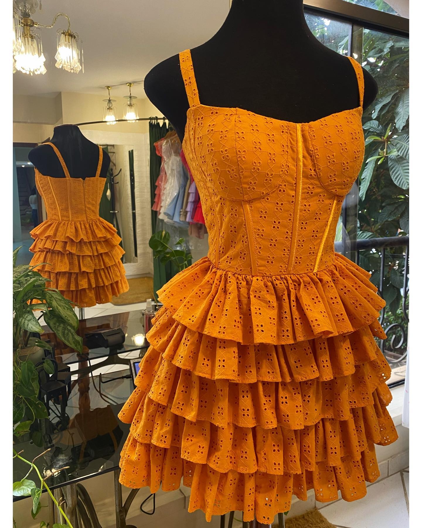 Vestido en broderie color naranja