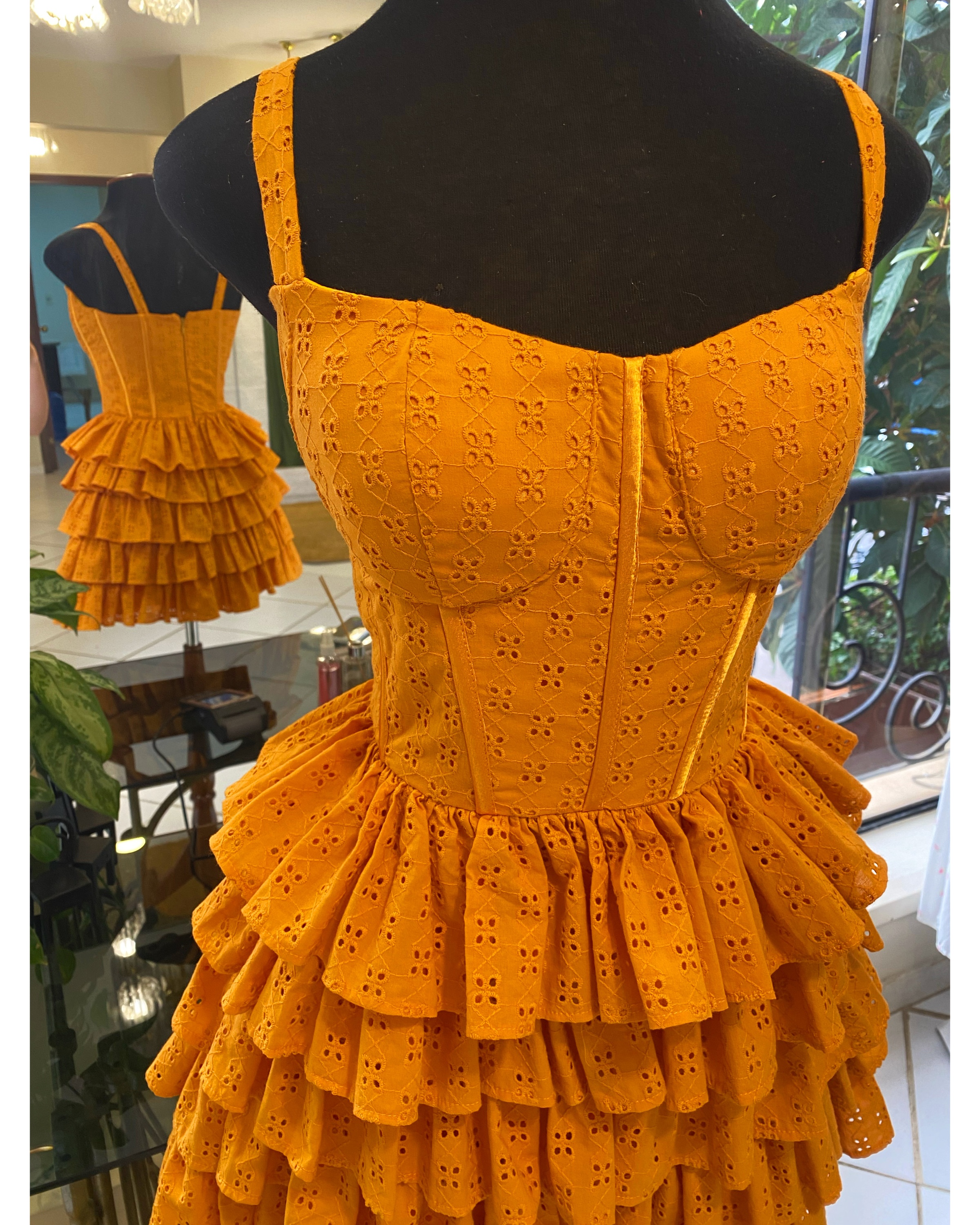 Vestido en broderie color naranja