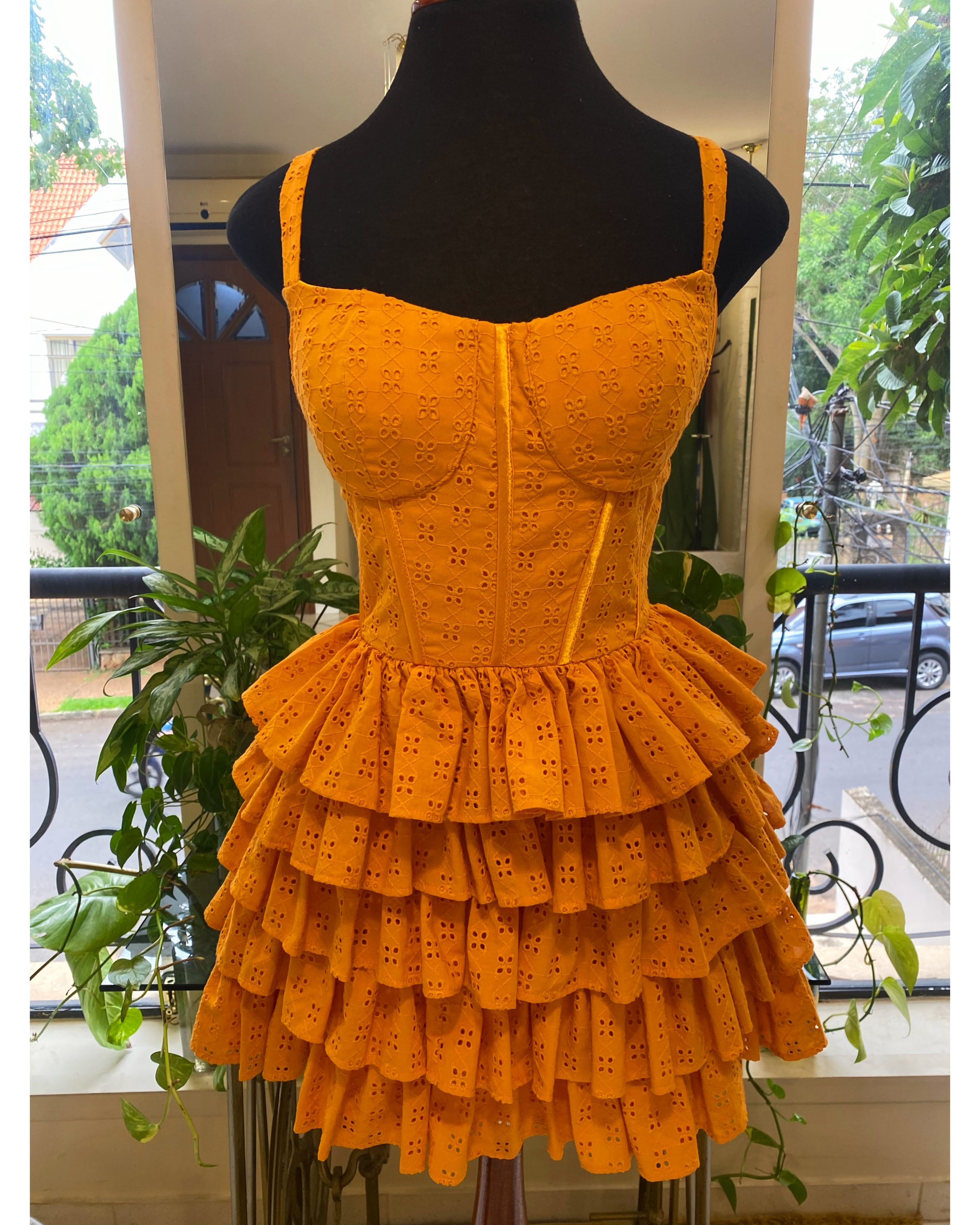 Vestido en broderie color naranja